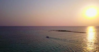 Deniz kenarında gün batımı. Barbados, Karayiplerin güneşli doğası.