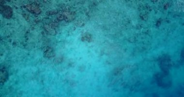 Dalgalı deniz yüzeyi. Bora Bora 'ya Yolculuk, Fransız Polinezyası.