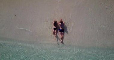 Temiz mavi suyu ve altın kumu olan güzel bir sahil. Dominik Cumhuriyeti 'nde yaz tatilinin tadını çıkarıyorlar..