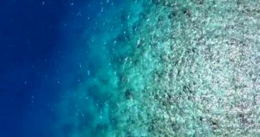 Yukarıdan canlı deniz suyu yüzeyi görünüyor. Bali 'nin Idyllic doğası.
