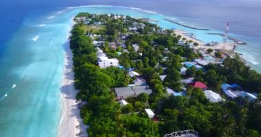 Adadaki çeşitli binalar tepeden görülüyor. Endonezya, Bali 'deki egzotik manzara.  