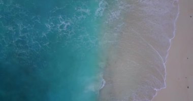 Dalgalı deniz yüzeyi. Bora Bora 'daki tropik cennet, Fransız Polinezyası.