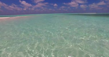 Kıyıda sığ su. Dominik Cumhuriyeti, Karayipler 'de yaz tropik sahneleri. 