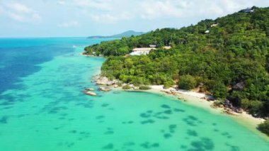 Turkuaz deniz kenarlı yeşil ada. Endonezya, Bali 'de yaz deniz manzarası.