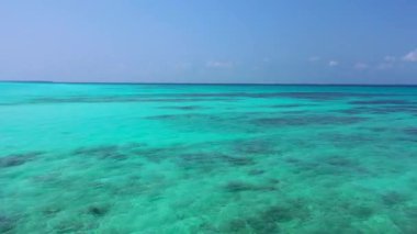 Parlak turkuaz renklerle deniz kenarı. Bahamalar cennet sahnesi, Karayipler.