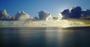 Deniz kenarındaki bulutlu suset. Jamaika, Karayipler Manzarası.