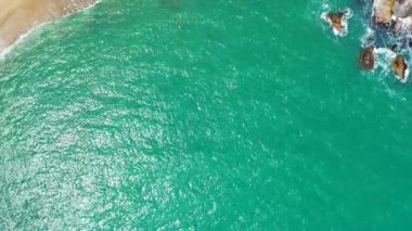 Dalgalanan denizin dokulu yüzeyi. Tayland 'da boş zaman.