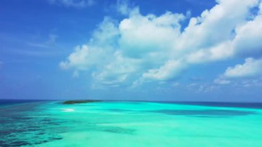 Yumuşak güneş ışığıyla turkuaz deniz. Endonezya, Bali 'de yaz deniz manzarası.
