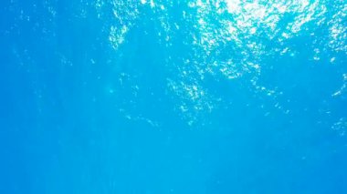 Yukarıdan görülen dalgalı kristal deniz suyu. Endonezya, Bali 'de tropik bir manzara.  
