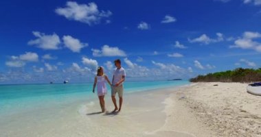 Tropik sahilde romantik bir çift.