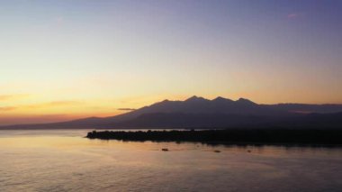 Deniz kenarında gün batımı. Bora Bora 'nın egzotik doğası, Fransız Polinezyası. 