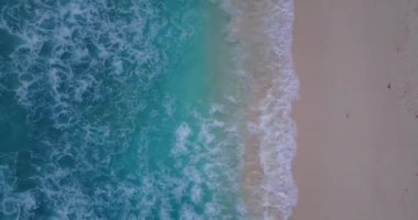 Kumsalda köpüklü deniz dalgaları. Bali, Endonezya Tatili.