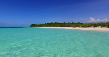 Arka planda sığ su ve ada var. Maldivler 'e egzotik yolculuk.