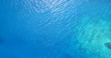 Parlak mavi dalgalı su. Hawaii, ABD 'ye yaz gezisi.