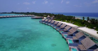 Ada boyunca sıra sıra bungalovlar. Bora Bora 'ya seyahat, Fransız Polinezyası.