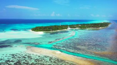 Güneşli gündüz vakti tropik turkuaz deniz kenarı. Endonezya, Bali 'de yaz tatili.  