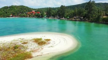 Adadaki yüksek yeşil dağlar. Endonezya, Bali 'de yaz tatili.   