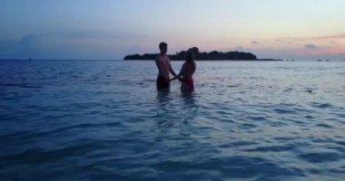 Tropik sahilde romantik bir çift.