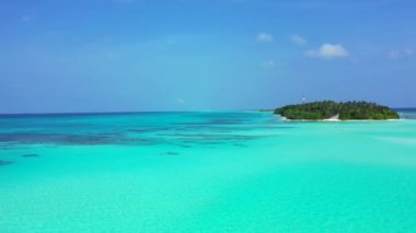 Adanın etrafındaki canlı turkuaz deniz. Antigua 'nın Doğa Manzarası.