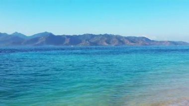 Dağın arka planında deniz kenarı. Endonezya, Bali 'de yaz tatili.   