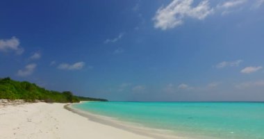 Yazın turkuaz deniz manzaralı, bakir, harika bir plaj. Bahamalar, Karayipler Tatili.