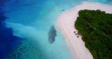 Ada kıyısındaki sığ su manzarası. Barbados, Karayipler 'in tropik cenneti. 