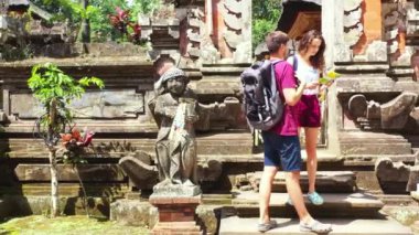 Asya tapınağının yanında sırt çantalı bir çift turist, seyahat konsepti. 
