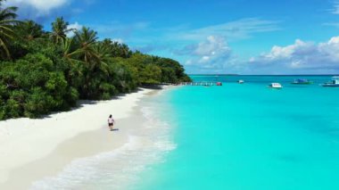 Bora Bora adasındaki güzel deniz manzarası ve yürüyen kadın..