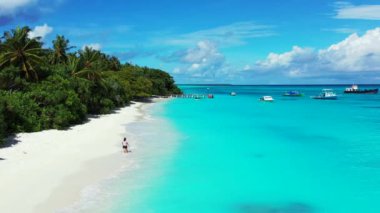 Bora Bora adasındaki güzel deniz manzarası ve yürüyen kadın..