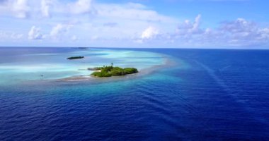 Gündüz vakti Brigt turkuaz deniz manzarası. Bali 'de yaz tatili.