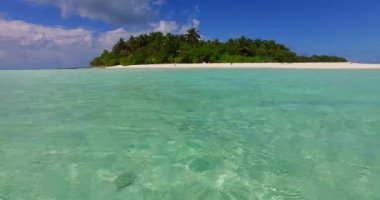 Sabah adanın yakınındaki saydam suyun zemin manzarası. Maldivler 'in yaz manzarası. 