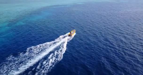 Mavi Denizde Hareket Eden Küçük Bir Yat Endonezya Bali Seyahat — Stok video