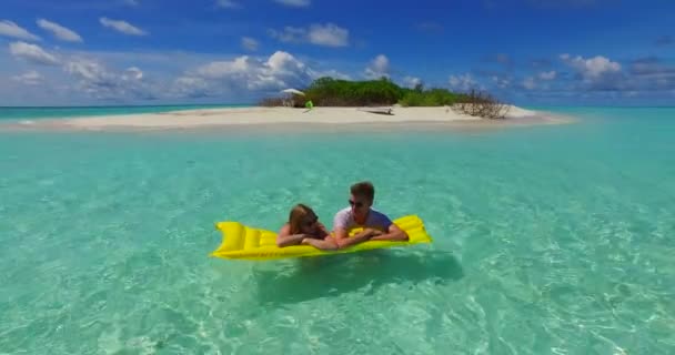 Homme Avec Jolie Petite Amie Reposant Dans Océan Tropical Voyage — Video