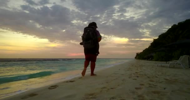 Silhouette Einer Frau Die Bei Sonnenuntergang Mit Rucksack Strand Spaziert — Stockvideo