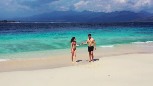 Τροπική Σκηνή Νησί Νεαρό Υπέροχο Ζευγάρι Απολαμβάνοντας Διακοπές Στην Παραλία — Αρχείο Βίντεο