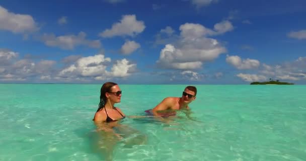 Filmagem Jovem Casal Descansando Oceano — Vídeo de Stock