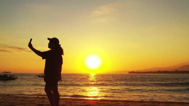 Vue Latérale Femme Marchant Sur Plage Océan Coucher Soleil Vacances — Video