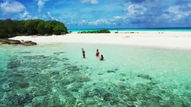 Três Jovens Amigas Caminhando Costa Mar Maldivas — Vídeo de Stock