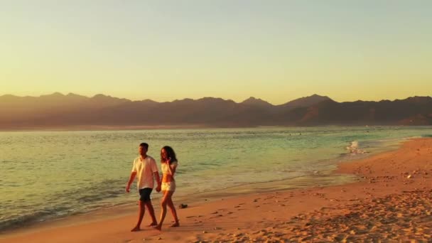 Blick Auf Ein Paar Das Abend Sandstrand Spaziert — Stockvideo