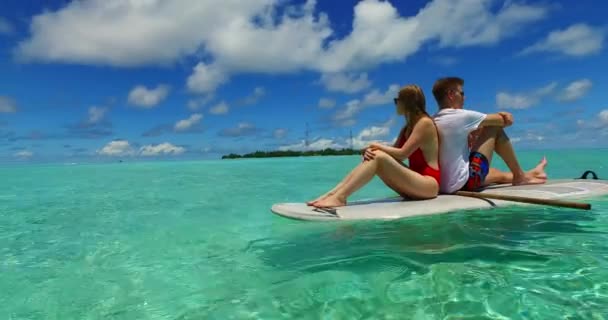 Homme Avec Jolie Petite Amie Reposant Dans Océan Tropical Voyage — Video