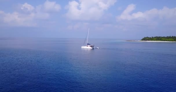 Barca Vela Bianca Alla Deriva Mare Paradiso Estivo Nella Repubblica — Video Stock