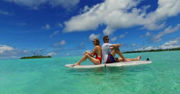 Молодий Чоловік Жінка Плавають Дошці Серфінгу Морі Красива Пара Відпочиває — стокове відео