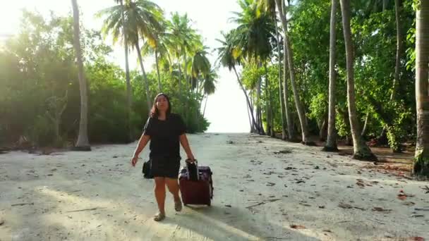 带着行李在海滩上散步的女人 — 图库视频影像