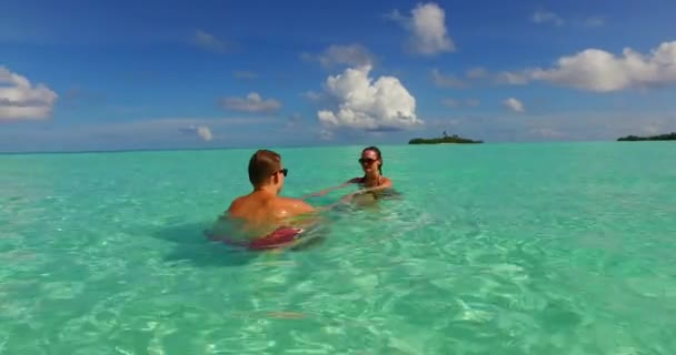 Coppia Amorevole Rilassarsi Insieme Sulla Spiaggia Tropicale Vacanze Estive Viaggi — Video Stock