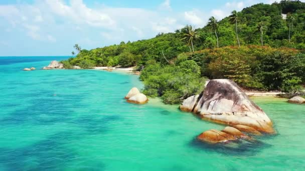 Βραχώδες Καταπράσινο Νησί Πεντακάθαρη Θάλασσα Εξωτικές Καλοκαιρινές Διακοπές Στο Μπαλί — Αρχείο Βίντεο