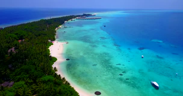 Drohnenblick Auf Grüne Insel Mit Bergen Sommerreise Nach Bali Indonesien — Stockvideo