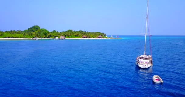 Zeilboot Bij Eiland Overdag Zomervakantie Malediven — Stockvideo
