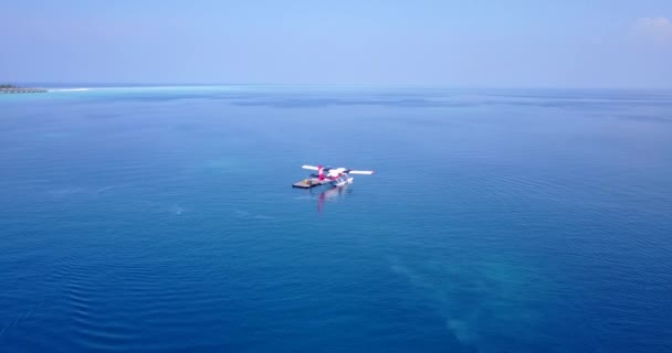 바다의 근처의 비행기입니다 인도네시아 발리로 — 비디오