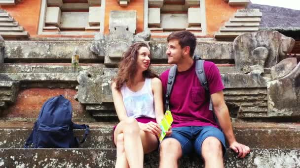 夏にアジアの寺院でバックパックを持つ観光客のロマンチックなカップル 旅行のコンセプト — ストック動画