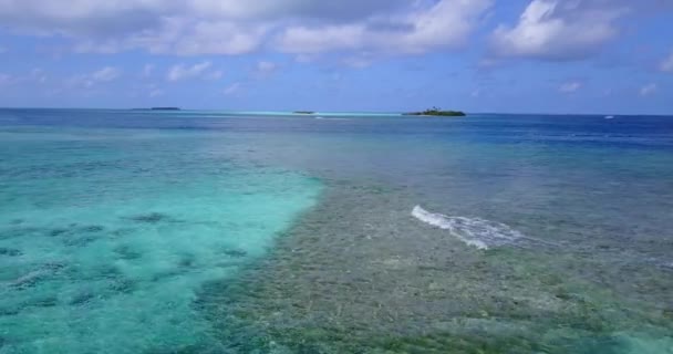 波打つ青い水のトップビュー カリブ海のドミニカ共和国の夏のシーン — ストック動画